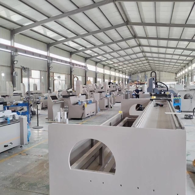 Aluminiumprofiel CNC-bewerkingscentra Automatische gereedschapswisselaar voor het werken met een lengte van 3000 mm