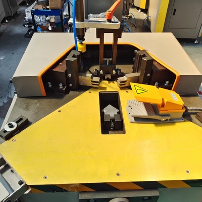 Machine voor het combineren van hoekprofielen van het hydraulische type voor zware werkzaamheden
