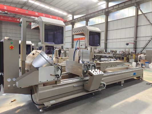 Digitaal scherm Dubbelkop voorzaagmachine Met 600 mm diameter zaagblad snijden 45 en 90 graden