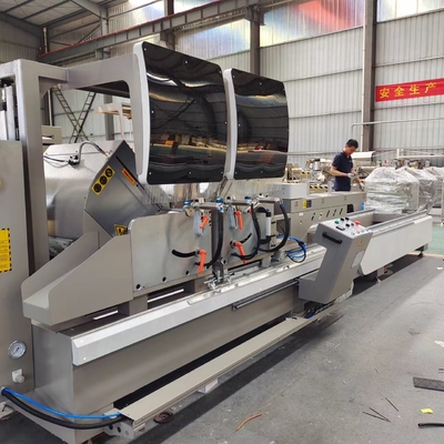 Digitaal scherm Dubbelkop voorzaagmachine Met 600 mm diameter zaagblad snijden 45 en 90 graden