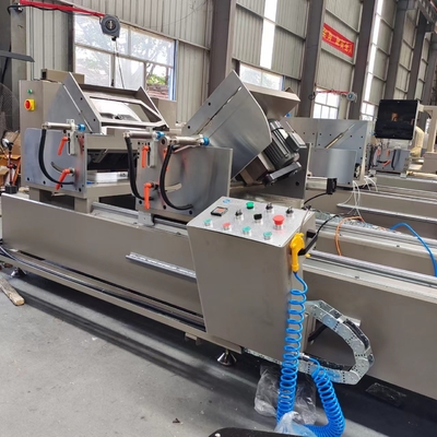 Digitaal scherm Dubbelkop voorzaagmachine Met 600 mm diameter zaagblad snijden 45 en 90 graden