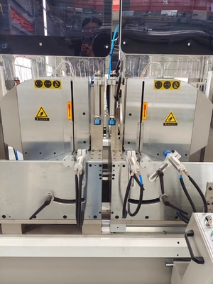45 en 90 graden CNC-snijmachine met dubbele miter voor aluminium en UPVC-vensterdeuren en gordijnmuren
