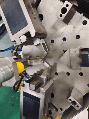 Automatische 4-kop hoekcrimpmachine voor het maken van aluminium ramen