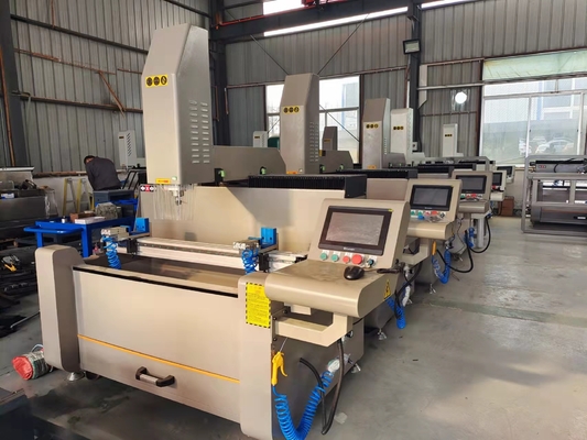 Kleine aluminium deur met raam CNC boor freesmachine met verwerkingslengte 1200mm