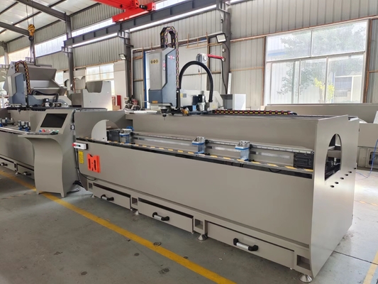 2500 mm Automatische 3 as CNC copu router voor aluminium raam deur en gordijnwand