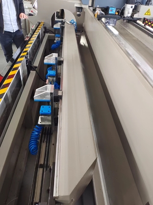 2500 mm Automatische 3 as CNC copu router voor aluminium raam deur en gordijnwand