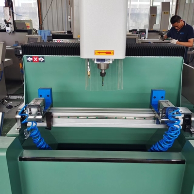 Kleine 800 mm automatische cnc kopieerrouter boor en frezen voor deuren en ramen, minimalistische meubels, wijnkasten