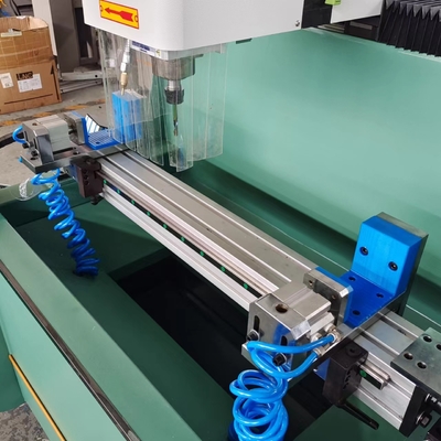 Kleine 800 mm automatische cnc kopieerrouter boor en frezen voor deuren en ramen, minimalistische meubels, wijnkasten
