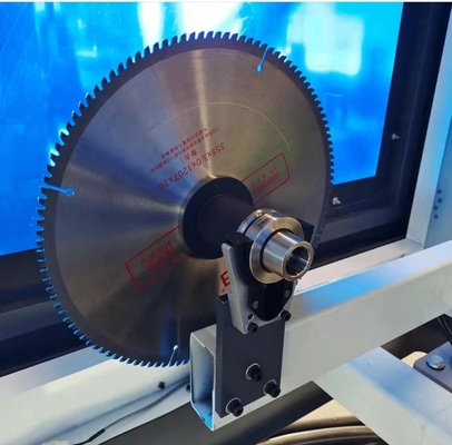 5-asig CNC-bewerkingscentrum voor industriële aluminiumprofielen met 12 gereedschapsmagazines voor boren, frezen en snijden