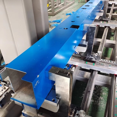 Aluminium en PVC 4 axis CNC-bewerkingscentrum met 300 mm zaagbalk voor het boren en snijden van aluminiumprofiel
