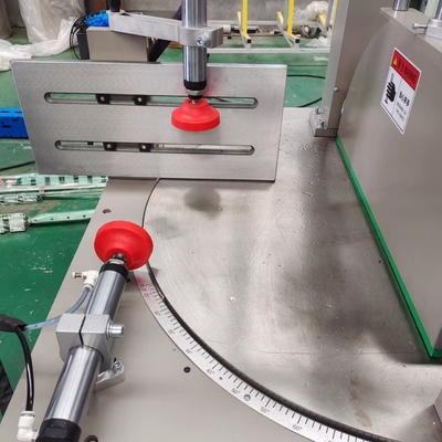 Met een profiel van aluminium met een enkel kopje, met een variabele hoek, voor het snijden van ramen en deuren