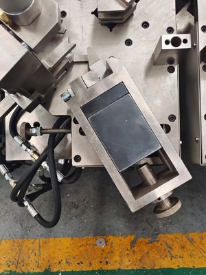 Cnc-machine voor het krimpen van aluminiumruiten / hoekkrimpmachine voor aluminiumprofielen