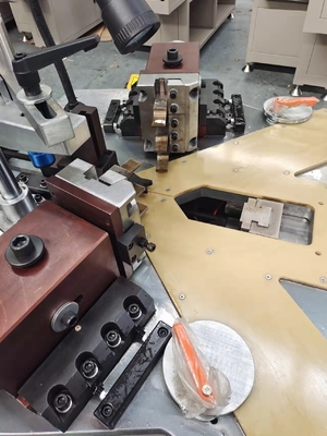 Aluminiumprofiel Hoek Crimping Machines Automatische Hoek Combinatie functie Voorpositie omhoog en omlaag Gemakkelijk opstijgen