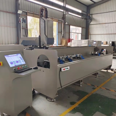 3 axis CNC gecontroleerd profiel bewerkingscentrum werken met profiel 3 kanten op de venster deur gebied
