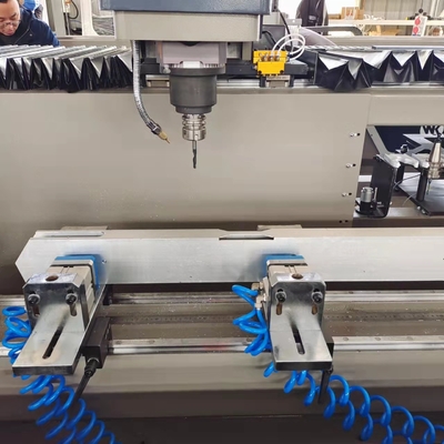 3 axis CNC gecontroleerd profiel bewerkingscentrum werken met profiel 3 kanten op de venster deur gebied