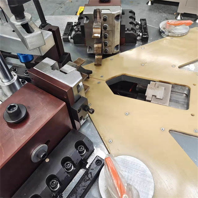 Synchrone aluminium vensterhoekcrimpmachine Lifttype
